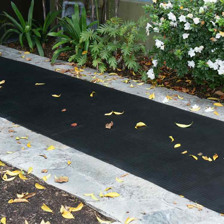 Composite_Rib_Action1_Angle2_Large Black Color Rubber Runner Mats with Extra Toehold in Wet Conditions on floor