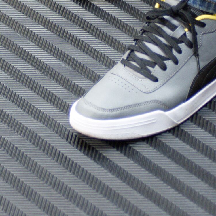 Fishbone black Action 01 750x750 1 Fishbone black Action 01 750x750 1