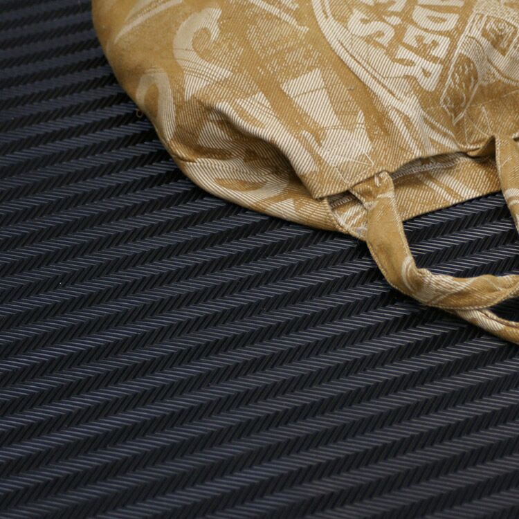 Fishbone black Action 03 C 750x750 1 Fishbone black Action 03 C 750x750 1