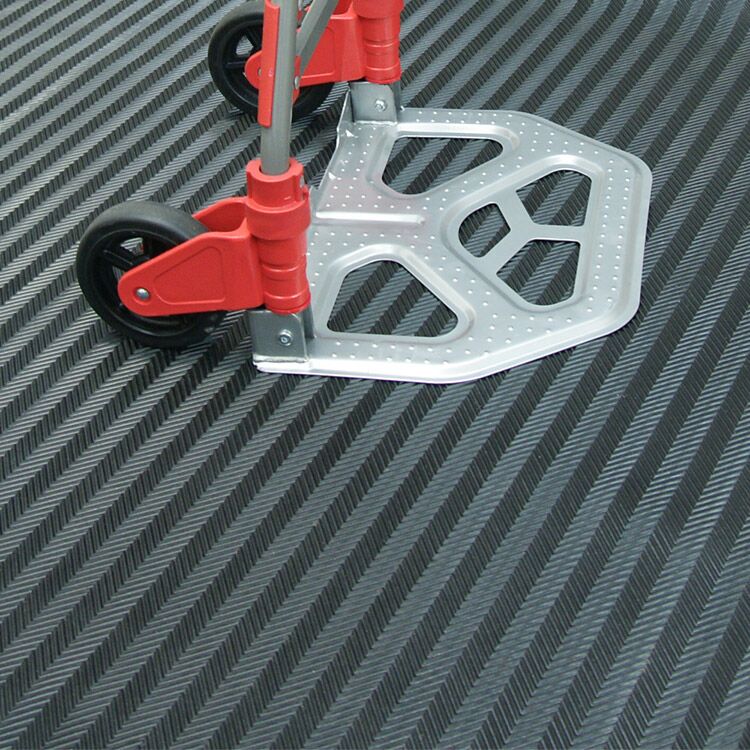 Fishbone black Action 04 B 750x750 1 Fishbone black Action 04 B 750x750 1