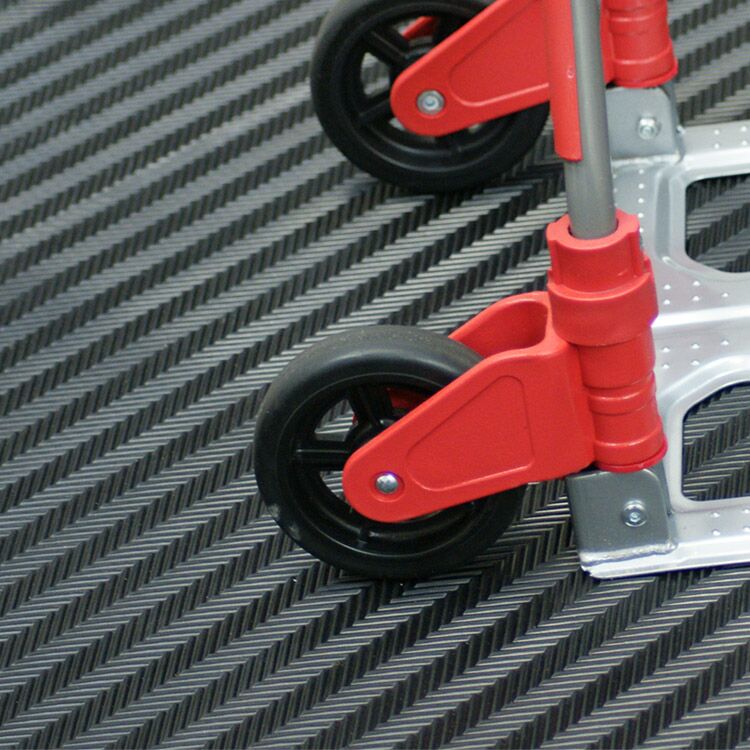 Fishbone black Action 04 C 750x750 1 Fishbone black Action 04 C 750x750 1